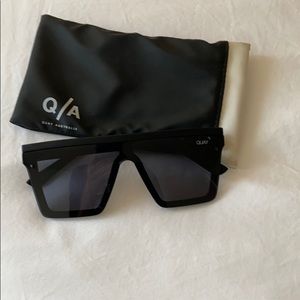 Quay sunglasses with sleeve